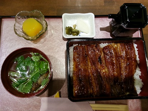豊中市の一心屋で鰻重ランチをいただきました。