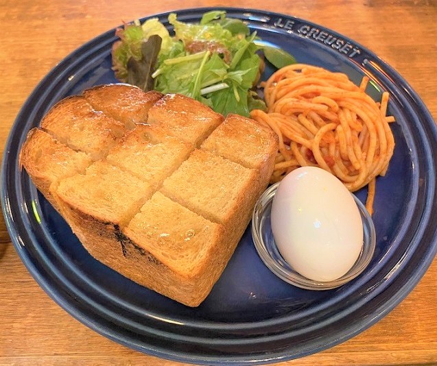 大阪市北区天満、カフェ・トキオナにて7時からトーストモーニングです。
